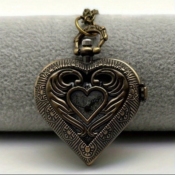 NEW❤️ Vintage Silvery Heart watch - Picture 4 of 13
